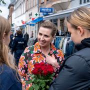 Mette Frederiksen pratar med unga danskar i Holbæk under en kampanjturné inför omröstningen.