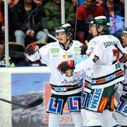 Artturi Lehkonen och övriga i femman glad efter 1-4 i tisdagskvällens SHL-match i ishockey mellan MODO Hockey och Frölunda i Fjällräven Center i Örnsköldsvik. Foto: Håkan Nordström / TT / Kod: 10910