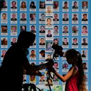 Ukrainare besöker en minnesplats för döda soldater under självständighetsdagen. 
