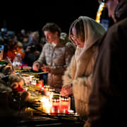 Sörjande utanför baren. 