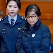  Choi Soon-Sil anländer till rättegången i Seoul, 16 januari. 