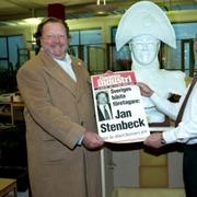 Bilden är tagen i december 1999, när Jan Stenbeck fick ta emot utmärkelsen Årets Företagare av Dagens Industris chefredaktör Hasse Olsson.