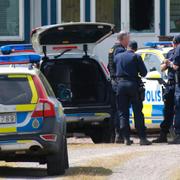 Arkivbild: Polis utanför gården i Derome
