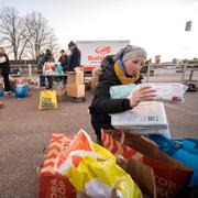 Malmö i mars 2022. Förnödenheter i form av hygienartiklar, blöjor, bröstmjölksersättning, välling, mat och mediciner sorteras, packas och märks upp inför avfärd till Ukraina.