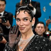 Dua Lipa på The Metropolitan Museum of Art's Costume Institute.