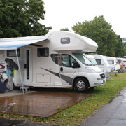 Faksimil från SMHI:s prognos över tisdagen. Till höger: Husbil i regn på Bredängs camping i Stockholm. 