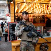 Fransk beväpnad polis vid julmarknaden