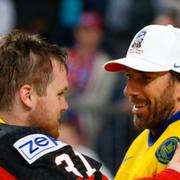 Kanadas målvakt Calvin Pickard gratulerar Henrik Lundqvist.