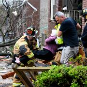 En kvinna bärs ut från ett lägenhetshus i Little Rock. Stephen Swofford / AP