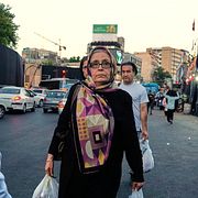 Personer shoppar i norra Teheran i början av sommaren”