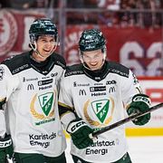 Färjestads Christoffer Jansson och Linus Loob Trygg jublar efter 0-1 under ishockeymatchen i SHL mellan Timrå och Färjestad den 22 oktober 2026 i Timrå.