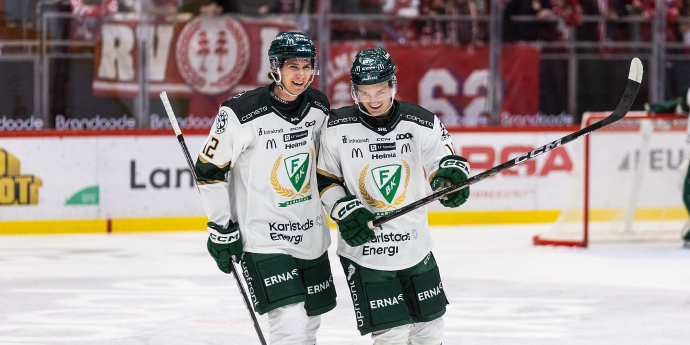 Färjestads Christoffer Jansson och Linus Loob Trygg jublar efter 0-1 under ishockeymatchen i SHL mellan Timrå och Färjestad den 22 oktober 2026 i Timrå.