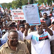 Oppositionspartiet Chademas ordförande Tundu Lissu längst fram under en demonstration i januari 2024.