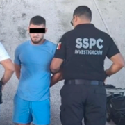 Bild som visar Mikael Tenezos (höger) samt en bild på en mexikansk soldat från nationalgardet. 