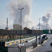 Rök stiger över Teheran.