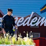 Polis med hund inför Jimmie Åkessons tal i Almedalen  förra året. 