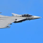 Jas Gripen C under en flyguppvisning över Stora Rör på Öland.