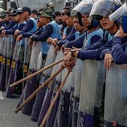 Poliser i kravallutrustning i Quezon City i Filippinerna förbereder sig för väntade protester mot presidentens tal senare i dag.