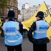 Polis bevakar demonstranter i samband med kröningen av Charles III.