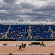 Moln i utkanten av Florence syns över arenan.