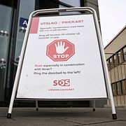 Arkivbild. På grund av det pågående mässlingsutbrottet så har akuten på Södersjukhuset satt upp en skylt vid entrén som manar besökare som drabbats av prickar och utslag att inte komma in.