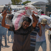 Palestinier hämtar nödhjälp i Gaza/Utrikesminister Maria Malmer Stenergard (M).