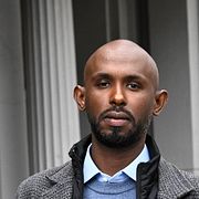 Till vänster: Mohamed Abdukardir Ali (V). Till höger: Genrebild på polis.