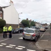 Polis utanför en fastighet i Ilford, östra London. 