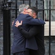 Keir Starmer och Volodymyr Zelenskyj kramades inför mötet. 