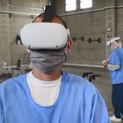 Intagna använder VR-glasögon på Valley State Prison i Kalifornien.