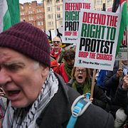 Palestinaaktivister demonstrerar mot den brittiska regeringens skärpta regler och åtalen mot flera av rörelsens företrädare.