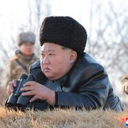 Kim Jong Un vid robotuppskjutning 26 februari.