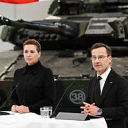 Statsminister Ulf Kristersson (M) och Danmarks statsminister Mette Frederiksen besöker försvarsföretaget BAE Systems Hägglunds i Örnsköldsvik och får en uppvisning av stridsfordon 90.