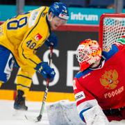 Sveriges Carl Klingberg och den ryske målvakten Igor Bobkov. 