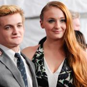 Skådespelarna Jack Gleeson och Sophie Turner som spelar Joffrey och Sansa i Game of Thrones.