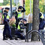 Poliser arbetar i centrala Gävle, 4 oktober 2025.