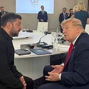 Volodymyr Zelenskyj har publicerat flera bilder på X. Här sitter han med Donald Trump.