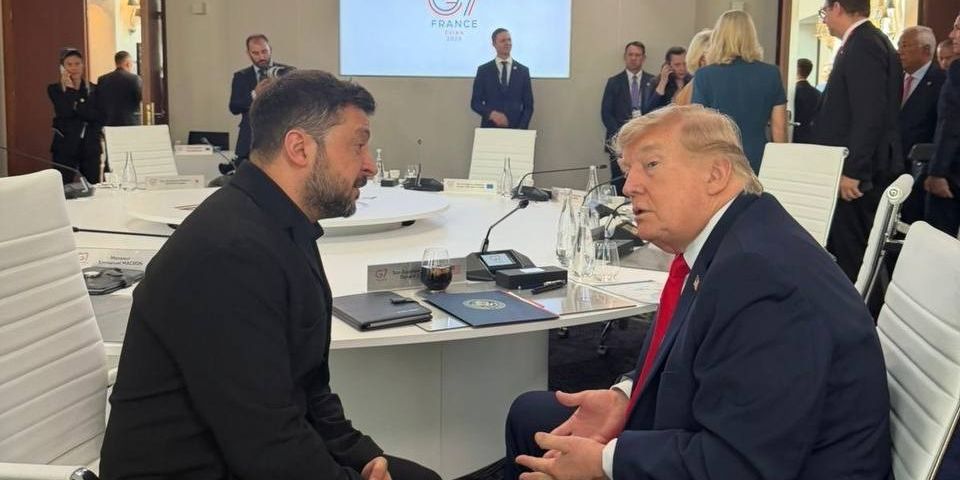 Volodymyr Zelenskyj har publicerat flera bilder på X. Här sitter han med Donald Trump.