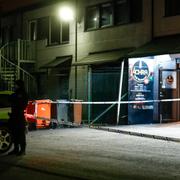 Polis på plats vid restaurangen i ett industriområde i Angered i går kväll.