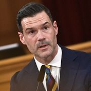 Migrationsminister Johan Forssell (M) frågas ut i riksdagens konstitutionsutskott (KU).