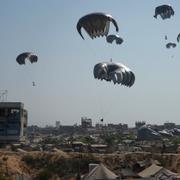 Nödhjälp släpps över Gaza stad, 14 augusti 2025. 