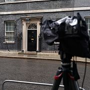 Medier är samlade utanför 10 Downing Street.