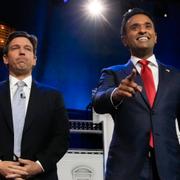 Ron DeSantis och Vivek Ramaswamy inför NBC:s primärvalsdebatt den 8 november. 