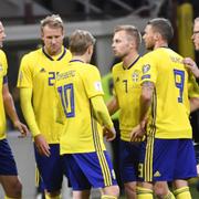 Sveriges förbundskapten Janne Andersson diskuterar med spelarna under måndagens VM-kvalmatch mot Italien. 