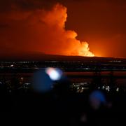 Utbrottet syns från huvudstaden Reykjavik