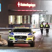 Polisen bevakar ingången till akutmottagningen efter skottlossningen 29/12