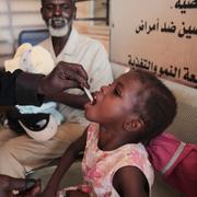 En flicka får koleravaccin i augusti i huvudstaden Khartoum, 2025.