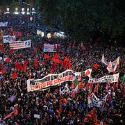 Tiotusentals demonstrerade i Barcelona mot bostadsbristen i Spanien.