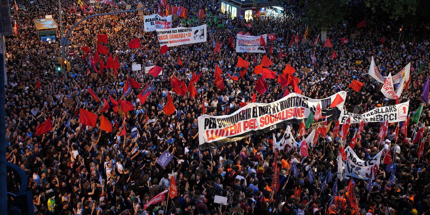 Tiotusentals demonstrerade i Barcelona mot bostadsbristen i Spanien.
