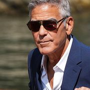 George Clooney anlände till filmfestivalen med stil.
